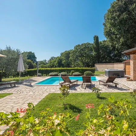 Hébergement de vacances Cozy In With Jacuzzi *
