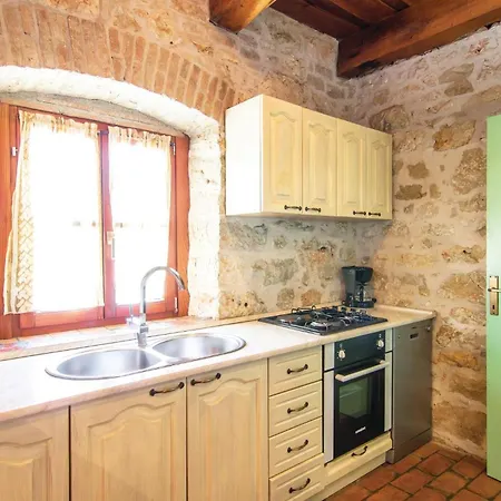 Stunning In Vakantiehuis Poreč