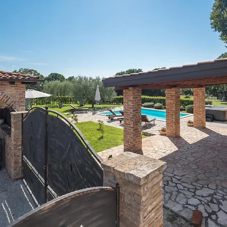 Stunning In Vakantiehuis Poreč